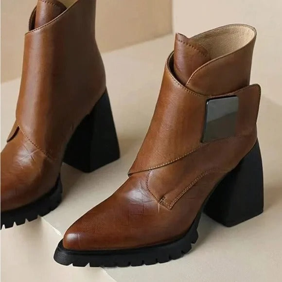 Jesienne buty na klockowym obcasie z klamrą
