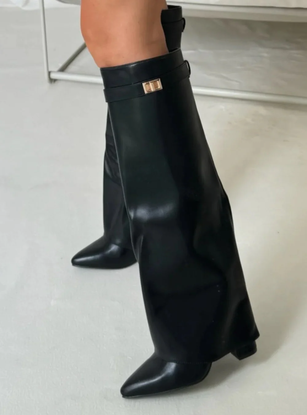 Jesienne buty z szerokimi nogawkami