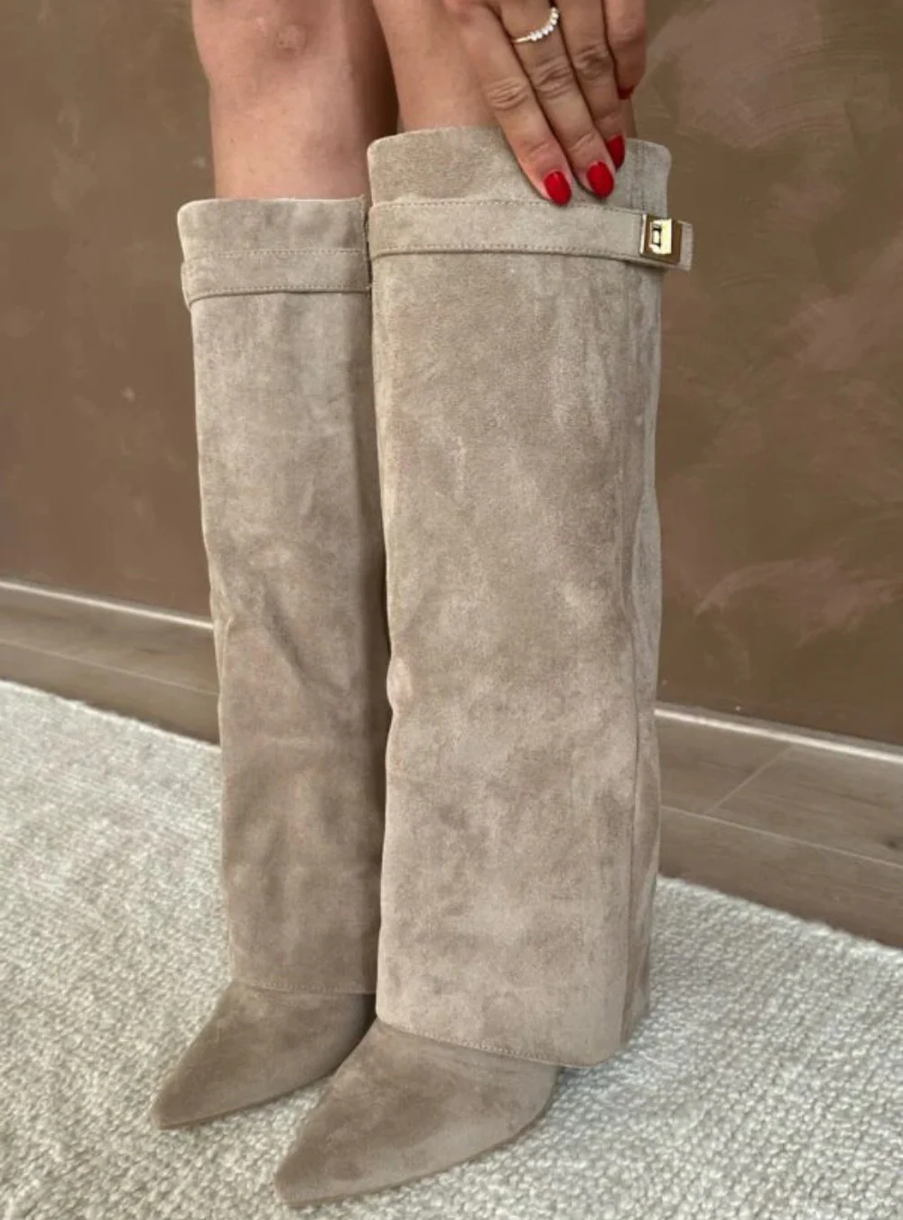Jesienne buty z szerokimi nogawkami