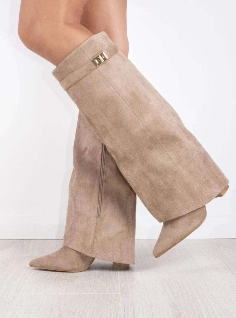 Jesienne buty z szerokimi nogawkami