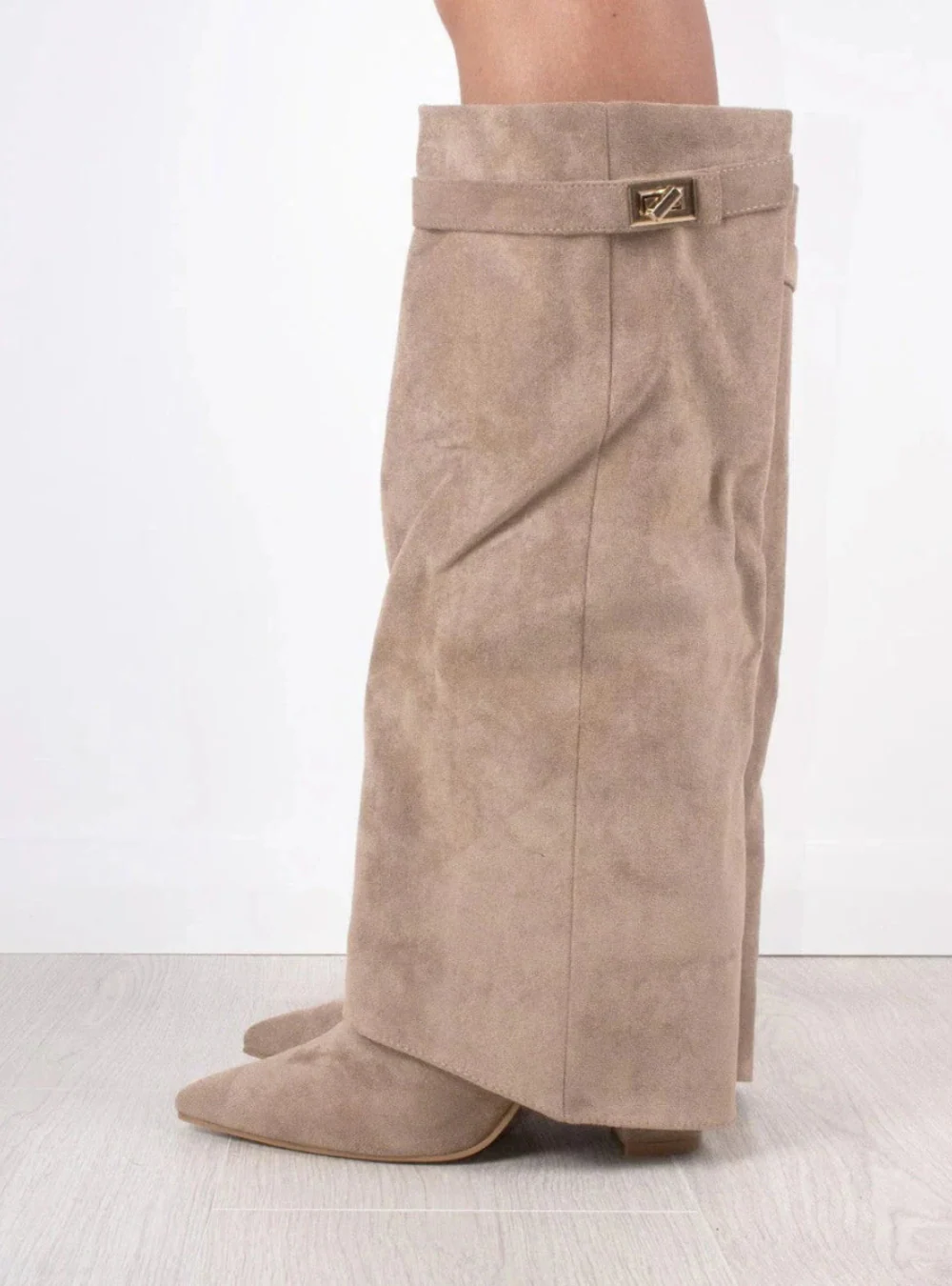 Jesienne buty z szerokimi nogawkami