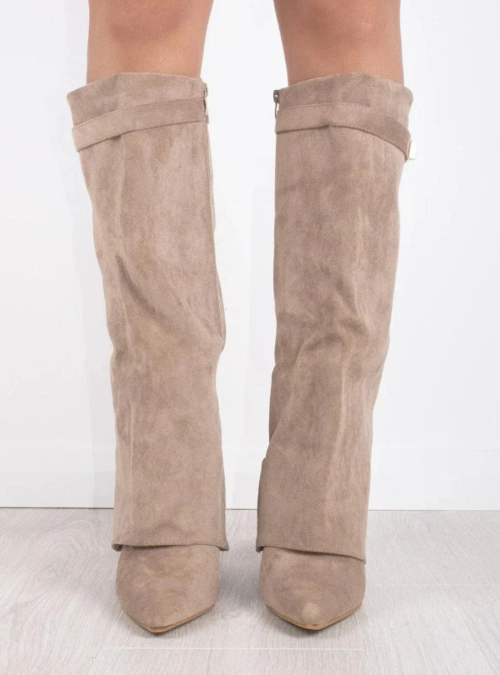 Jesienne buty z szerokimi nogawkami