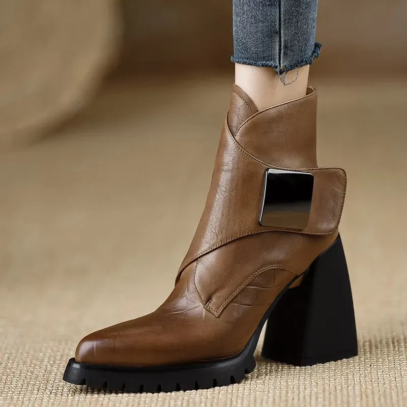 Jesienne buty na klockowym obcasie z klamrą