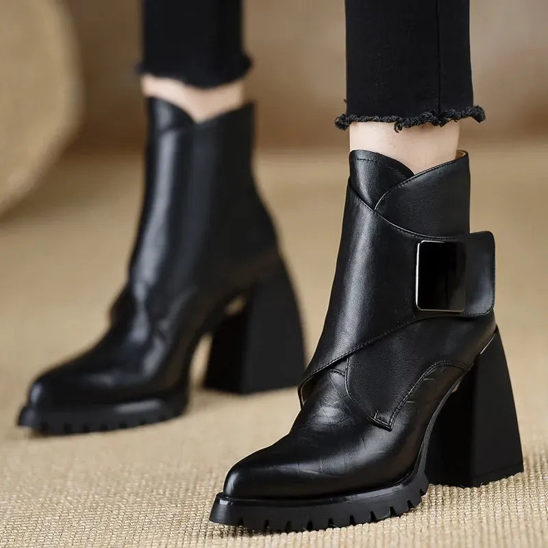 Jesienne buty na klockowym obcasie z klamrą
