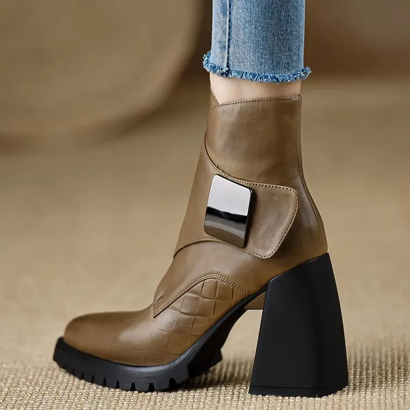 Jesienne buty na klockowym obcasie z klamrą