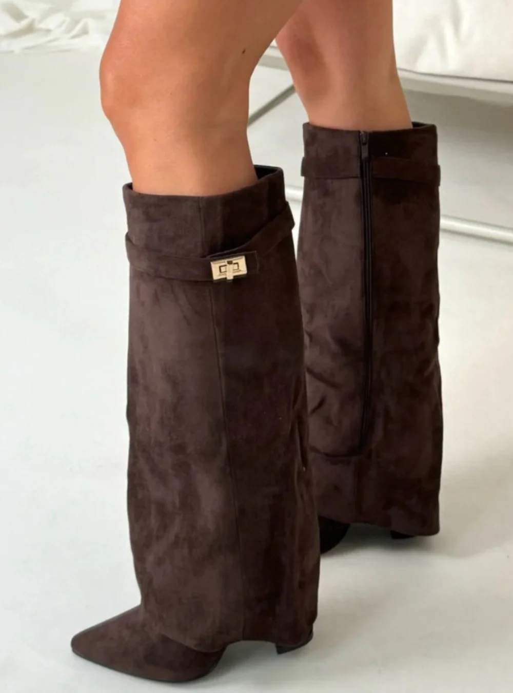 Jesienne buty z szerokimi nogawkami